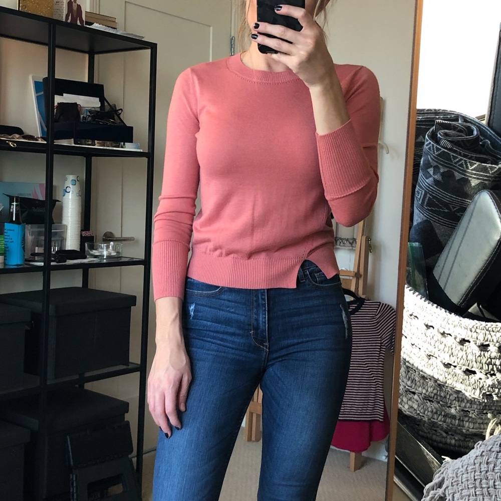Fitted coral sweater with notch